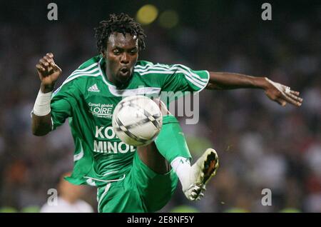 COME Pascal FEINDOUNO di Saint-Etienne durante la partita la prima partita di calcio francese Olympique Lyonnais vs Saint-etienne allo stadio Gerland di Lione, Francia. Il 26 agosto 2007. OL ha vinto 1-0. Foto di Mehdi Taamallah/Cameleon/ABACAPRESS.COM Foto Stock