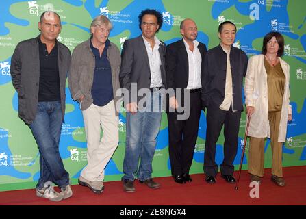 I membri della giuria (r-l) Catherine Breillat, Zhang Yimou, Emanuele Crialese, Alejandro Gonzalez Inarritu, Paul Verhoeven e Ferzan Ozpetek si pongono per le foto durante la fotocellula della Giuria del 64° Festival annuale del Cinema di Venezia, a Venezia, il 29 agosto 2007. Foto di Nicolas Khayat/ABACAPRESS.COM Foto Stock