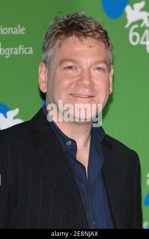 Il regista Kenneth Branagh si pone per le foto durante la fotocellula per 'Sleuth' al 64° Festival del Cinema di Venezia, il 30 agosto 2007. Foto di Nicolas Khayat/ABACAPRESS.COM Foto Stock