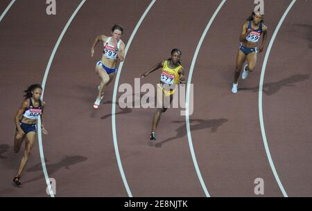 La Torry Edwards degli Stati Uniti, la Veronica Campbell della Giamaica, la Yellena Bolsun della Russia e la Allyson Felix degli Stati Uniti competono sulla semifinale femminile di 200 metri durante l'11° campionato mondiale di atletica IAAF "Osaka 2007" allo stadio Nagai di Osaka, Giappone, il 30 agosto 2007. Foto di Gouhier-Kempinaire/Cameleon/ABACAPRESS.COM Foto Stock