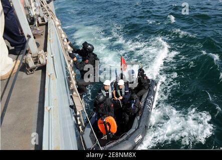 I marinai marocchini salgono a bordo della Royal Navy Frigate HMS Argyll (F231) durante l'esercizio Sahariana Express 2013 nell'Oceano Atlantico al largo delle coste dell'Africa occidentale 12 marzo 2013 130312 Foto Stock