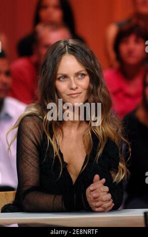 Vanessa Paradis promuove il suo nuovo CD 'Divinidylle', su Canal + TV Show 'le Grand Journal' trasmesso in diretta da Parigi, Francia, il 3 settembre 2007. Foto di Christophe Guibbaud/ABACAPRESS.COM Foto Stock