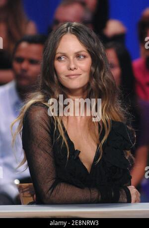 Vanessa Paradis promuove il suo nuovo CD 'Divinidylle', su Canal + TV Show 'le Grand Journal' trasmesso in diretta da Parigi, Francia, il 3 settembre 2007. Foto di Christophe Guibbaud/ABACAPRESS.COM Foto Stock