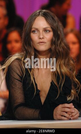 Vanessa Paradis promuove il suo nuovo CD 'Divinidylle', su Canal + TV Show 'le Grand Journal' trasmesso in diretta da Parigi, Francia, il 3 settembre 2007. Foto di Christophe Guibbaud/ABACAPRESS.COM Foto Stock