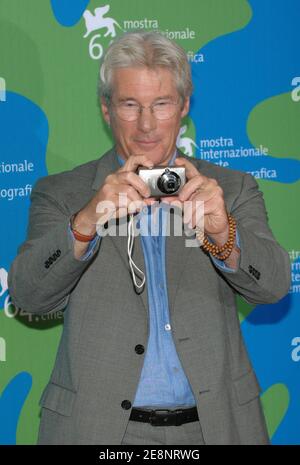 Il membro del cast Richard Gere si pone per le foto durante la fotocellula per 'i'm Not There' al 64° Festival annuale del Cinema di Venezia, il 4 settembre 2007. Gli è stata offerta una macchina fotografica digitale dai fotografi dal Festival per la sua gentilezza verso us.Photo da Nicolas Khayat/ABACAPRESS.COM Foto Stock
