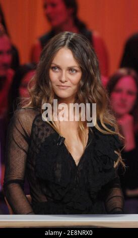 Vanessa Paradis promuove il suo nuovo CD 'Divinidylle', su Canal + TV Show 'le Grand Journal' trasmesso in diretta da Parigi, Francia, il 3 settembre 2007. Foto di Christophe Guibbaud/ABACAPRESS.COM Foto Stock