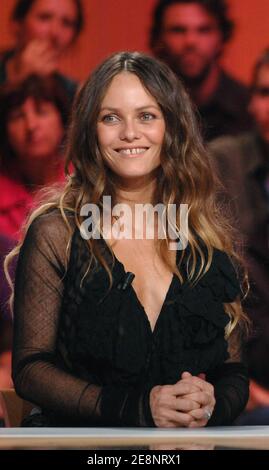 Vanessa Paradis promuove il suo nuovo CD 'Divinidylle', su Canal + TV Show 'le Grand Journal' trasmesso in diretta da Parigi, Francia, il 3 settembre 2007. Foto di Christophe Guibbaud/ABACAPRESS.COM Foto Stock