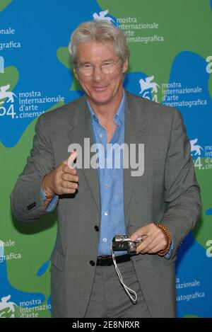 Il membro del cast Richard Gere si pone per le foto durante la fotocellula per 'i'm Not There' al 64° Festival annuale del Cinema di Venezia, il 4 settembre 2007. Gli è stata offerta una macchina fotografica digitale dai fotografi dal Festival per la sua gentilezza verso us.Photo da Nicolas Khayat/ABACAPRESS.COM Foto Stock