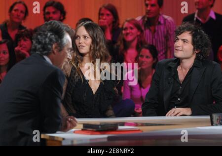 Anchor Michel Denisot intervista Vanessa Paradis e la cantante francese Mathieu Chedid aka M, che promuove il nuovo CD di Vanessa 'Divinidylle', su Canal + TV Show 'le Grand Journal' trasmesso in diretta da Parigi, Francia il 3 settembre 2007. Foto di Christophe Guibbaud/ABACAPRESS.COM Foto Stock