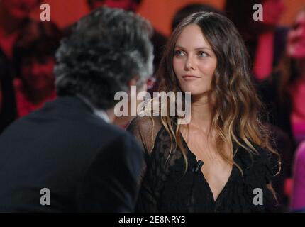 Anchor Michel Denisot intervista Vanessa Paradis, che promuove il suo nuovo CD 'Divinidylle', su Canal + TV Show 'le Grand Journal' trasmesso in diretta da Parigi, Francia il 3 settembre 2007. Foto di Christophe Guibbaud/ABACAPRESS.COM Foto Stock