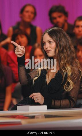 Vanessa Paradis promuove il suo nuovo CD 'Divinidylle', su Canal + TV Show 'le Grand Journal' trasmesso in diretta da Parigi, Francia, il 3 settembre 2007. Foto di Christophe Guibbaud/ABACAPRESS.COM Foto Stock