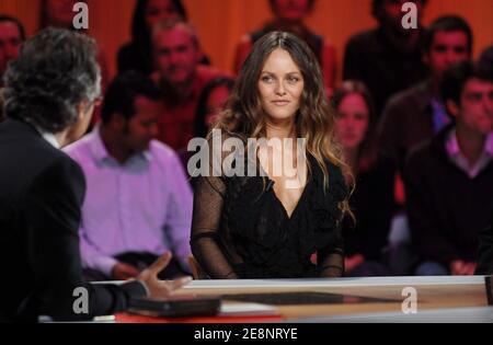 Anchor Michel Denisot intervista Vanessa Paradis, che promuove il suo nuovo CD 'Divinidylle', su Canal + TV Show 'le Grand Journal' trasmesso in diretta da Parigi, Francia il 3 settembre 2007. Foto di Christophe Guibbaud/ABACAPRESS.COM Foto Stock