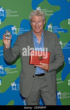 Il membro del cast Richard Gere si pone per le foto durante la fotocellula per 'i'm Not There' al 64° Festival annuale del Cinema di Venezia, il 4 settembre 2007. Gli è stata offerta una macchina fotografica digitale dai fotografi dal Festival per la sua gentilezza verso us.Photo da Nicolas Khayat/ABACAPRESS.COM Foto Stock