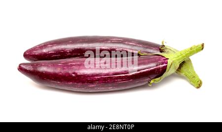 lungo sottile viola striato asiatico egglant isolato su bianco Foto Stock