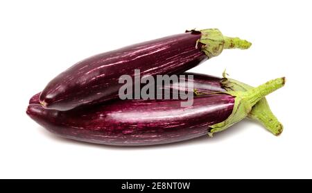 lungo sottile viola striato asiatico egglant isolato su bianco Foto Stock