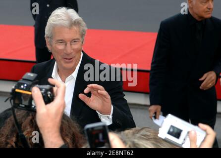 Il membro del cast Richard Gere si pone per i fan prima di camminare sul tappeto per la proiezione 'i'm Not There' durante il 64° Festival annuale del Cinema di Venezia a Venezia, Italia, il 4 settembre 2007. Foto di Jeremy Charriau/ABACAPRESS.COM Foto Stock