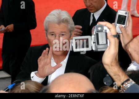 Il membro del cast Richard Gere si pone per i fan prima di camminare sul tappeto per la proiezione 'i'm Not There' durante il 64° Festival annuale del Cinema di Venezia a Venezia, Italia, il 4 settembre 2007. Foto di Jeremy Charriau/ABACAPRESS.COM Foto Stock