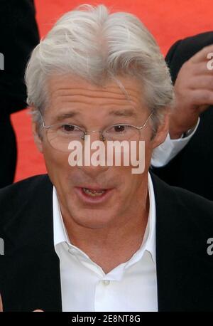 Il membro del cast Richard Gere si pone per i fan prima di camminare sul tappeto per la proiezione 'i'm Not There' durante il 64° Festival annuale del Cinema di Venezia a Venezia, Italia, il 4 settembre 2007. Foto di Jeremy Charriau/ABACAPRESS.COM Foto Stock