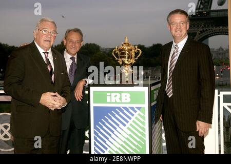 il presidente dell'IRB Syd Millar, il sindaco di Parigi Bertrand Delanoe e il presidente del FFR Bernard Lapasset partecipano al lancio della speciale illuminazione della torre Eiffel per la Coppa del mondo di rugby a Parigi, Francia, il 6 settembre 2007. Foto di Mousse/ABACAPRESS.COM Foto Stock