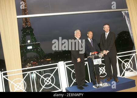 il presidente dell'IRB Syd Millar, il sindaco di Parigi Bertrand Delanoe e il presidente del FFR Bernard Lapasset partecipano al lancio della speciale illuminazione della torre Eiffel per la Coppa del mondo di rugby a Parigi, Francia, il 6 settembre 2007. Foto di Mousse/ABACAPRESS.COM Foto Stock