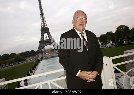 il presidente dell'IRB Syd Millar partecipa al lancio della speciale illuminazione della Torre Eiffel per la Coppa del mondo di rugby a Parigi, Francia, il 6 settembre 2007. Foto di Mousse/ABACAPRESS.COM Foto Stock