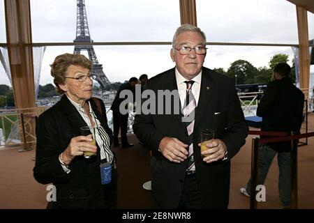 il presidente dell'IRB Syd Millar e sua moglie assistono al lancio della speciale illuminazione della Torre Eiffel per la Coppa del mondo di rugby a Parigi, Francia, il 6 settembre 2007. Foto di Mousse/ABACAPRESS.COM Foto Stock