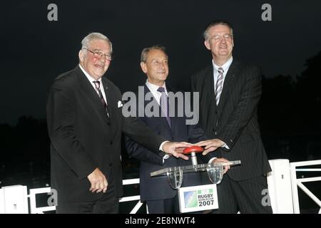 il presidente dell'IRB Syd Millar, il sindaco di Parigi Bertrand Delanoe e il presidente del FFR Bernard Lapasset partecipano al lancio della speciale illuminazione della torre Eiffel per la Coppa del mondo di rugby a Parigi, Francia, il 6 settembre 2007. Foto di Mousse/ABACAPRESS.COM Foto Stock