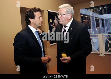 il presidente dell'IRB Syd Millar e Fabien Galthie partecipano al lancio della speciale illuminazione della Torre Eiffel per la Coppa del mondo di rugby a Parigi, Francia, il 6 settembre 2007. Foto di Mousse/ABACAPRESS.COM Foto Stock