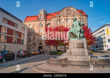 Statua del grande scienziato otto von Guericke in rosso e oro colori autunnali nel centro storico di Magdeburgo Germania, in giornata di sole e cielo blu, cl Foto Stock