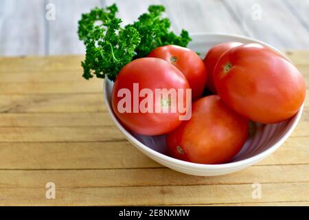 Semplice ciotola di pomodori freschi ed erbe sane, foto di concetto con spazio di copia per rappresentare una dieta sana stile di vita e una vita e una cucina pulite Foto Stock