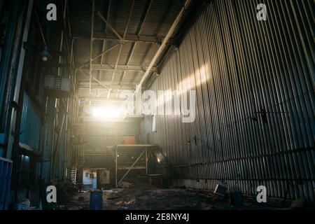 Grande magazzino industriale creepy all'interno vista di fabbrica abbandonata. Foto Stock