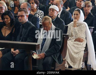 Bono con la moglie Ali Hewson, il direttore Franco Zeffirelli e Carla Fracci al funerale del tenore italiano Luciano Pavarotti' a Modena, Italia, l'8 settembre 2007. Decine di migliaia di lutto, tra cui molti dei mondi della politica e dello spettacolo, si sono riuniti nella cittadina di Modena per salutare definitivamente il venerato tenore. Foto di Pool/ABACAPRESS.COM Foto Stock