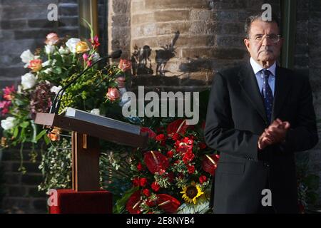 Il primo ministro italiano Romano Prodi ai funerali del tenore Luciano Pavarotti nella cattedrale del XII secolo Duomo di Modena, a Modena, l'8 settembre 2007. Decine di migliaia di lutto, tra cui molti dei mondi della politica e dello spettacolo, si sono riuniti nella cittadina di Modena per salutare definitivamente il venerato tenore. Foto di Pool/ABACAPRESS.COM Foto Stock