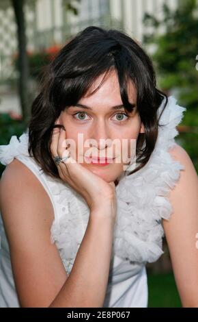 ESCLUSIVA - l'attrice francese Clotilde Hesme pone per il nostro fotografo nei giardini dell'hotel Normandia durante il 33° Festival del Cinema Americano a Deauville, Francia, l'8 settembre 2007. Foto di Denis Guignebourg/ABACAPRESS.COM Foto Stock