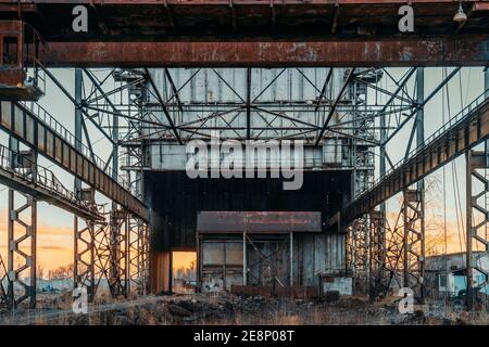 Vecchia costruzione industriale abbandonata dell'industria metallurgica dimenticata e in attesa di demolizione. Foto Stock