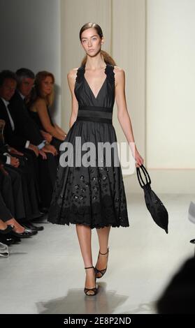 Un modello mostra una creazione di Donna Karan durante la settimana della Moda di Mercedes Benz Primavera 2008 a New York City, NY, USA il 12 settembre 2007. Foto di Gregorio Binuya/ABACAPRESS.COM Foto Stock