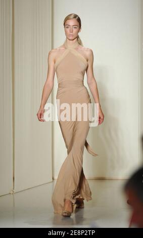 Un modello mostra una creazione di Donna Karan durante la settimana della Moda di Mercedes Benz Primavera 2008 a New York City, NY, USA il 12 settembre 2007. Foto di Gregorio Binuya/ABACAPRESS.COM Foto Stock