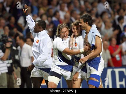 (L-R) Francia Cedric Heymans, Vincent Clerc e Clement Poitrenaud durante la Coppa del mondo di rugby IRB 2007, Pool D, Pool D,France vs Namibia allo Stadio Municipale di Tolosa, Francia il 16 settembre 2007. Foto di Gouhier-Taamallah/Cameleon/ABACAPRESS.COM Foto Stock