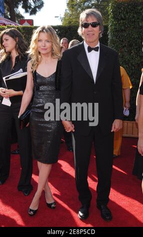 Michelle Pfeiffer e il marito David E. Kelley hanno partecipato al cinquantanovesimo premio annuale Primetime Emmy Awards, tenutosi presso il Shrine Auditorium di Los Angeles, CA, USA il 16 settembre 2007. Foto di Lionel Hahn/ABACAPRESS.COM Foto Stock