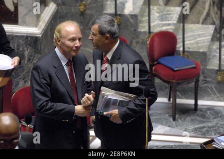 Il ministro francese per l'immigrazione, l'integrazione, l'identità nazionale e il co-sviluppo Brice Hortefeux, arriva per una sessione all'Assemblea nazionale francese a Parigi, in Francia, il 18 settembre 2007, per discutere un disegno di legge del governo che inaspra le regole per l'immigrazione, In mezzo a controversie su una clausola che apre la strada per il test del DNA dei richiedenti. La legge, redatta da Hortefeux, impone nuove condizioni ai parenti che desiderano unirsi alle famiglie in Francia, compresa la conoscenza della lingua francese e la prova delle risorse finanziarie. Foto di Christophe Guibbaud/ABACAPRESS.COM Foto Stock