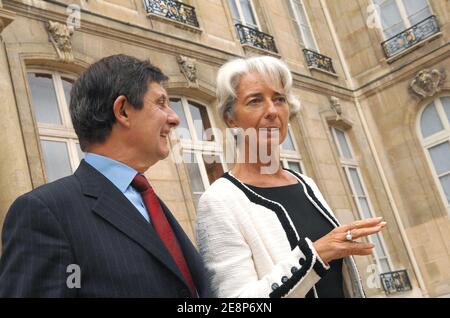 Il Segretario agli Affari europei Jean-Pierre Jouyet e il Ministro dell'Economia Christine Lagarde lasciano il consiglio dei Ministri al palazzo Elysee a Parigi, in Francia, il 19 settembre 2007. Foto di Christophe Guibbaud/ABACAPRESS.COM Foto Stock