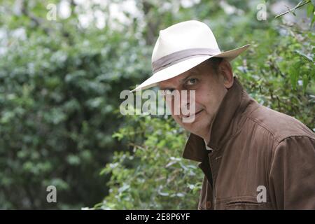 ESCLUSIVO - autore russo, diventato francese nel 1995, Vladimir Fedorovski pone a Parigi, in Francia, il 19 settembre 2007, per la promozione del suo ultimo libro le Fantome de Staline (il fantasma di Stalin). Foto di Mousse/ABACAPRESS/COM Foto Stock