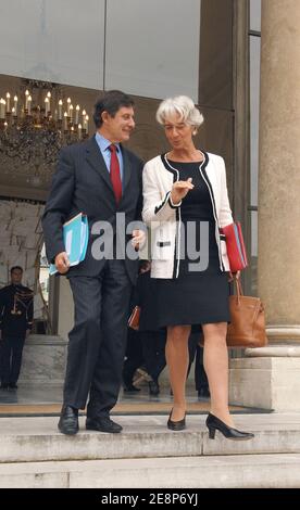 Il Segretario agli Affari europei Jean-Pierre Jouyet e il Ministro dell'Economia Christine Lagarde lasciano il consiglio dei Ministri al palazzo Elysee a Parigi, in Francia, il 19 settembre 2007. Foto di Christophe Guibbaud/ABACAPRESS.COM Foto Stock