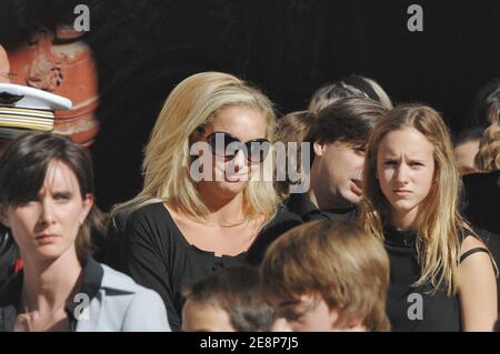 I bambini, Judith, Frederic e Juliette Martin lasciano la Cattedrale di Saint-Jean, dopo la messa funeraria dell'ancora televisiva Jacques Martin, a Lione, in Francia, il 20 settembre 2007. Foto di Bernard-Dargent-Khayat-Nebinger/ABACAPRESS.COM Foto Stock