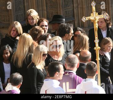 I bambini, Judith, Frederic e Juliette Martin lasciano la Cattedrale di Saint-Jean, dopo la messa funeraria dell'ancora televisiva Jacques Martin, a Lione, in Francia, il 20 settembre 2007. Foto di Vincent Dargent/ABACAPRESS.COM Foto Stock