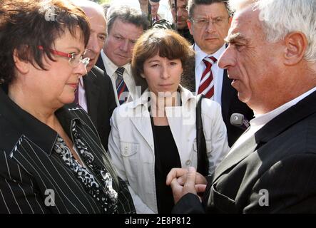 Il Ministro minore per gli Affari urbani Fadela Amara e il Ministro degli alloggi Christine Boutin visitano Vaulx-en-Velin (sobborgo di Lione), Francia, il 21 settembre 2007. Foto di Vincent Dargent/ABACAPRESS.COM Foto Stock