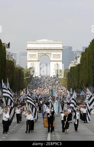 Il Breizh Touch Festival è una grande sfilata di diverse formazioni musical (bagadous) provenienti da varie regioni della Bretagna e della cultura celtica, si verificano sulla trenza Champs Elysees, a Parigi, Francia il 23 settembre 2007. Foto di Thibault Camus/ABACAPRESS.COM Foto Stock