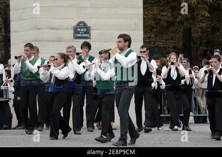 Il Breizh Touch Festival è una grande sfilata di diverse formazioni musical (bagadous) provenienti da varie regioni della Bretagna e della cultura celtica, si verificano sulla trenza Champs Elysees, a Parigi, Francia il 23 settembre 2007. Foto di Thibault Camus/ABACAPRESS.COM Foto Stock