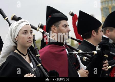 Il Breizh Touch Festival è una grande sfilata di diverse formazioni musical (bagadous) provenienti da varie regioni della Bretagna e della cultura celtica, si verificano sulla trenza Champs Elysees, a Parigi, Francia il 23 settembre 2007. Foto di Thibault Camus/ABACAPRESS.COM Foto Stock