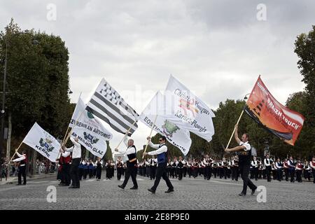 Il Breizh Touch Festival è una grande sfilata di diverse formazioni musical (bagadous) provenienti da varie regioni della Bretagna e della cultura celtica, si verificano sulla trenza Champs Elysees, a Parigi, Francia il 23 settembre 2007. Foto di Thibault Camus/ABACAPRESS.COM Foto Stock